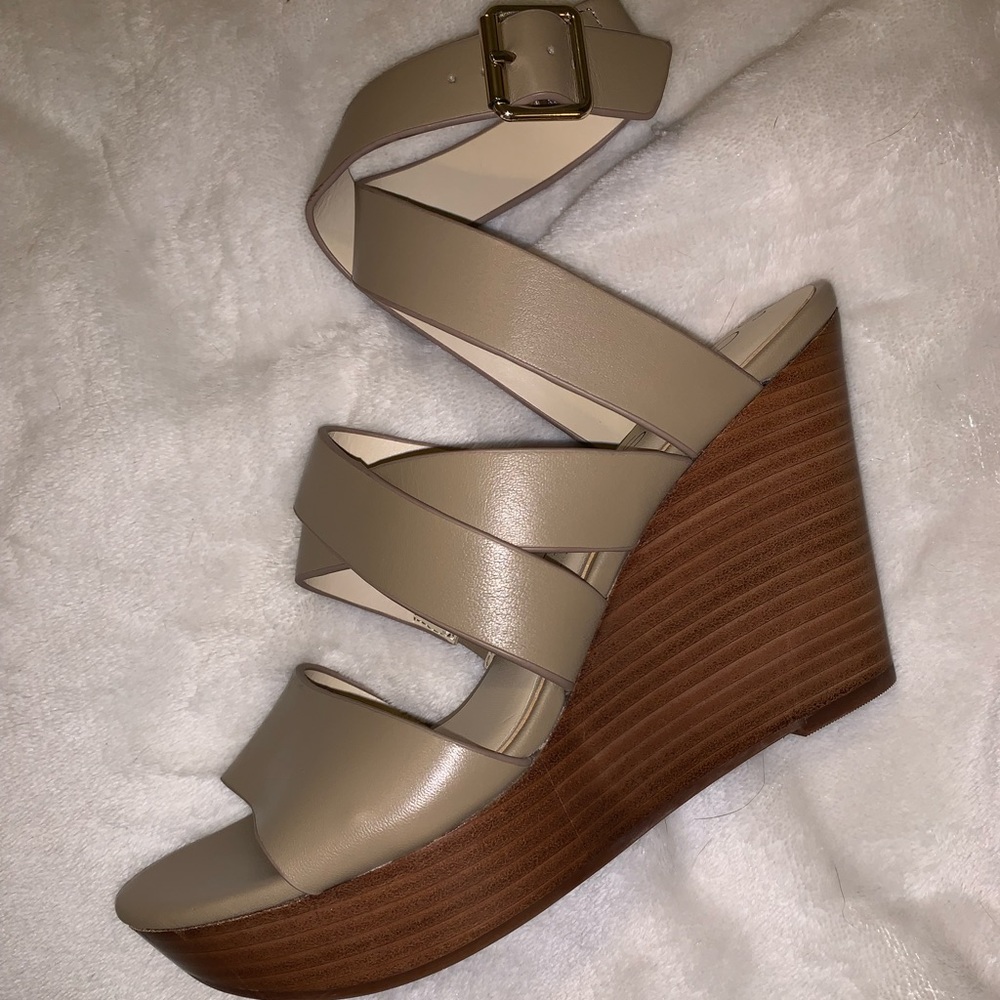 “Pippy” Leather Strappy Wedges 💜